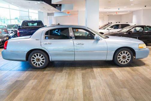 2010 Lincoln Town Car Signature Limited