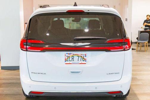 Bright White Clearcoat 2023 Chrysler Pacifica Limited