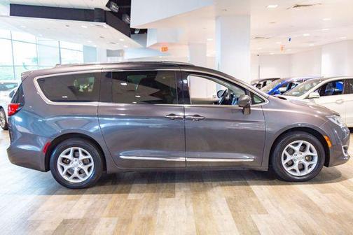 Granite Crystal Clearcoat Metallic 2017 Chrysler Pacifica Touring-L Plus
