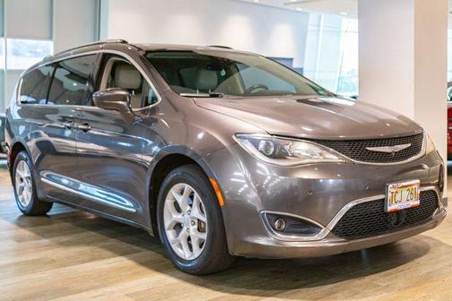 Granite Crystal Clearcoat Metallic 2017 Chrysler Pacifica Touring-L Plus