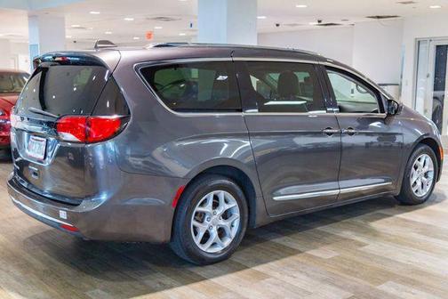 Granite Crystal Clearcoat Metallic 2017 Chrysler Pacifica Touring-L Plus