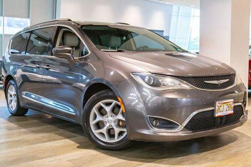 Granite Crystal Clearcoat Metallic 2017 Chrysler Pacifica Touring-L Plus