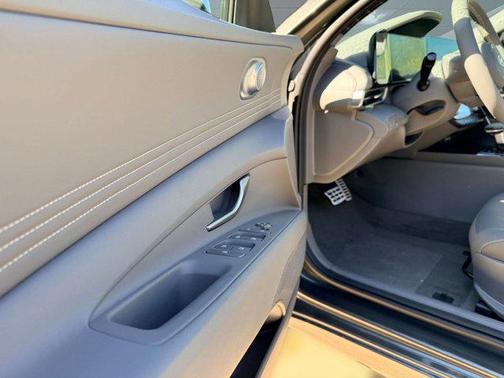 2025 Hyundai ELANTRA HEV SEL Sport