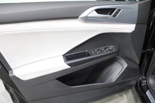Deep Black Pearl 2026 Volkswagen Taos SE