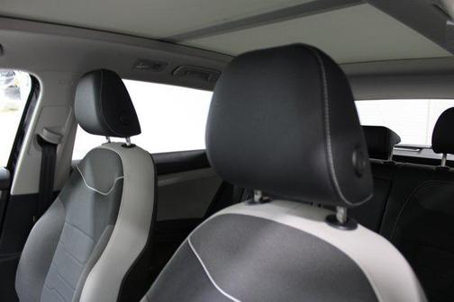 Deep Black Pearl 2026 Volkswagen Taos SE