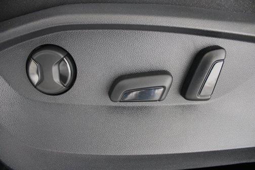 Pure White w/Deep Black Roof 2026 Volkswagen Taos SE Black