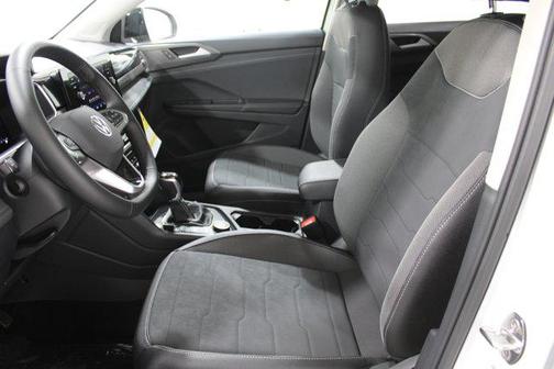 Pure White w/Deep Black Roof 2026 Volkswagen Taos SE Black