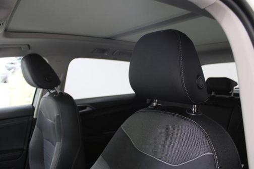 Pure White w/Deep Black Roof 2026 Volkswagen Taos SE Black