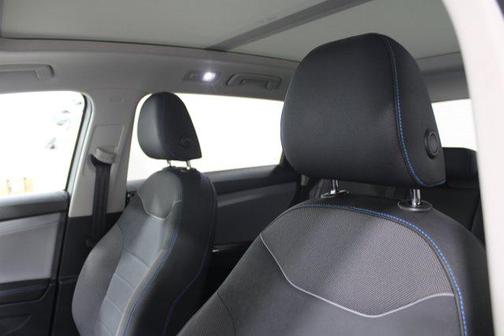 Pure White w/Deep Black Roof 2024 Volkswagen Taos 1.5T SE Black