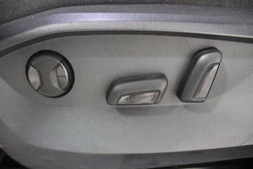 Pure White w/Deep Black Roof 2024 Volkswagen Taos 1.5T SE Black