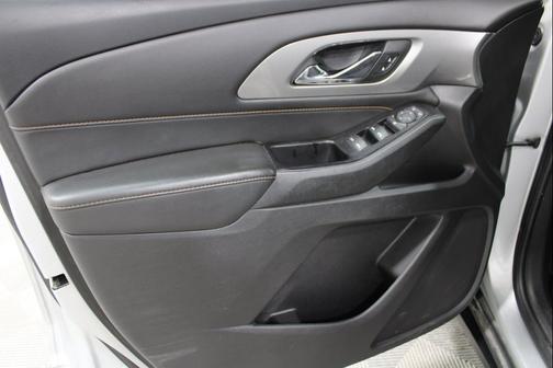 Silver Ice Metallic 2019 Chevrolet Traverse LS