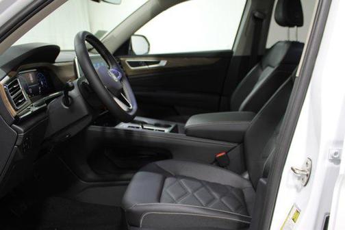 opal white pearl 2026 Volkswagen Atlas 2.0T SE