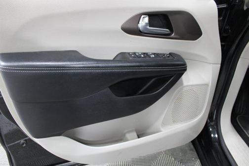 Brilliant Black Crystal Pearlcoat 2021 Chrysler Voyager LXI