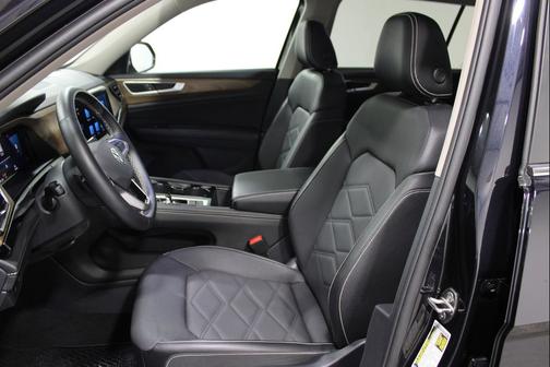 Deep Black Pearl 2024 Volkswagen Atlas 2.0T SE w/Technology