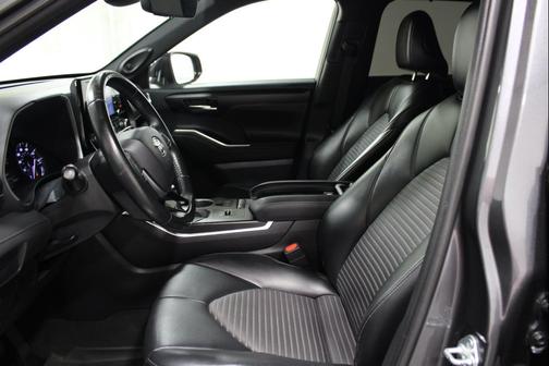 Magnetic Gray Metallic 2021 Toyota Highlander XSE