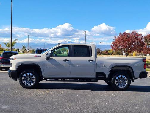 White Sands 2026 Chevrolet Silverado 2500 Custom
