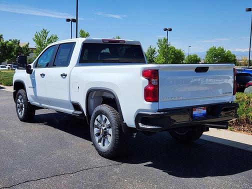 Summit White 2026 Chevrolet Silverado 2500 Custom