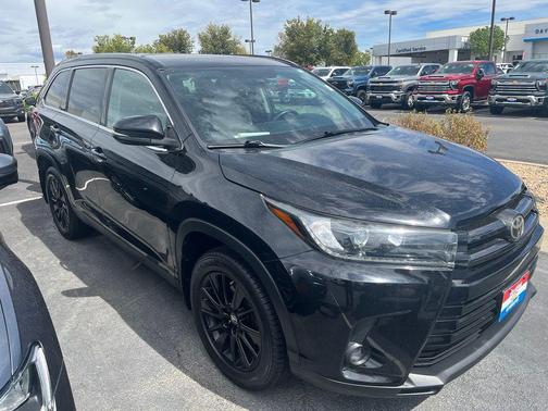 Midnight Black Metallic 2019 Toyota Highlander SE