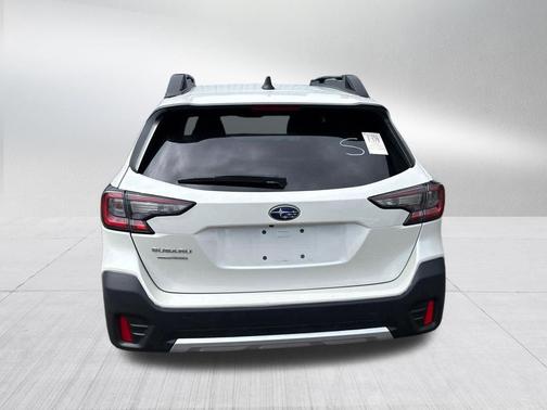 Crystal White Pearl 2022 Subaru Outback Limited