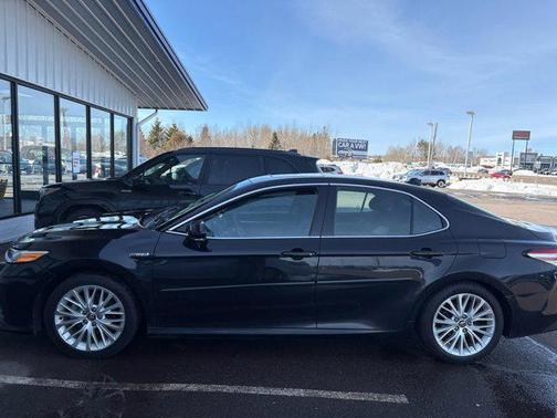 2020 Toyota Camry Hybrid XLE
