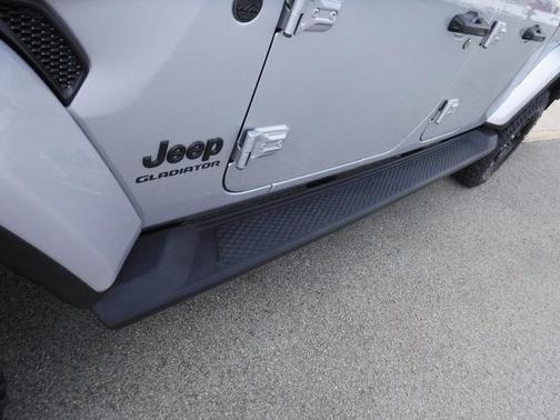 2022 Jeep Gladiator Sport