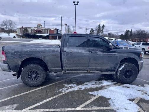 2022 RAM 2500 Big Horn Crew Cab 4x4 64' Box