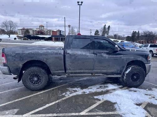 2022 RAM 2500 Big Horn Crew Cab 4x4 64' Box