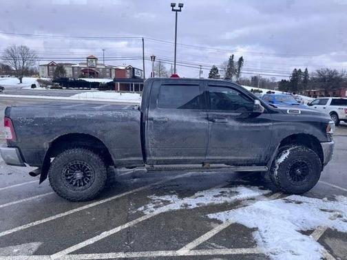 2022 RAM 2500 Big Horn Crew Cab 4x4 64' Box