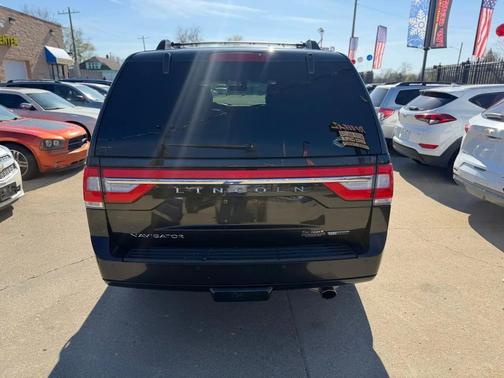 Tuxedo Black Metallic 2015 Lincoln Navigator Base