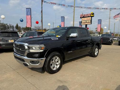 Diamond Black Crystal Pearlcoat 2019 RAM 1500 Laramie