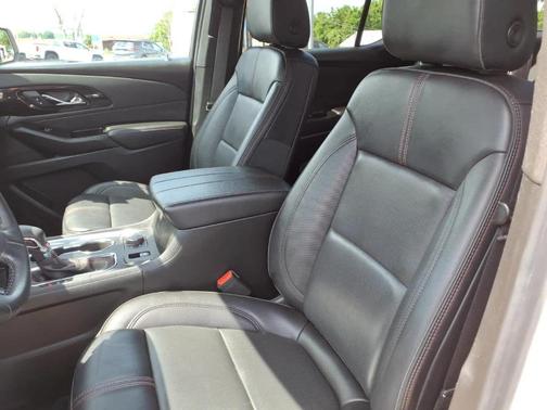 Iridescent Pearl Tricoat 2023 Chevrolet Traverse RS