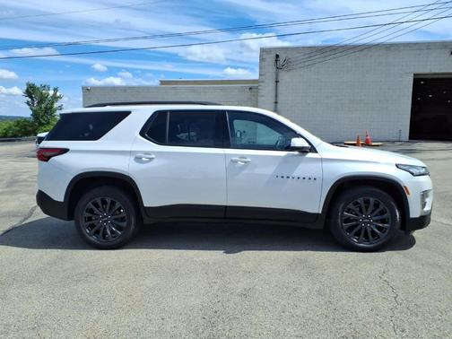 Iridescent Pearl Tricoat 2023 Chevrolet Traverse RS