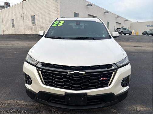 Iridescent Pearl Tricoat 2023 Chevrolet Traverse RS