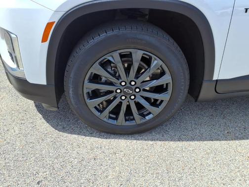 Iridescent Pearl Tricoat 2023 Chevrolet Traverse RS