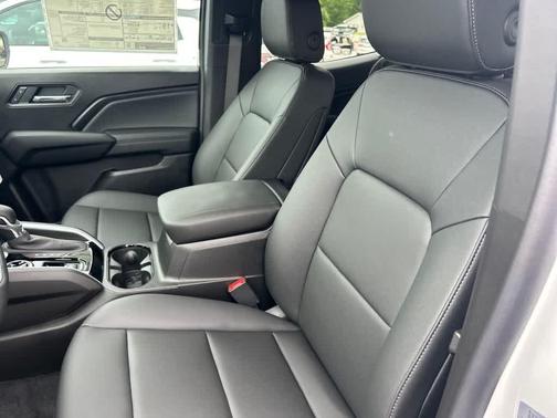 Summit White 2025 Chevrolet Colorado LT