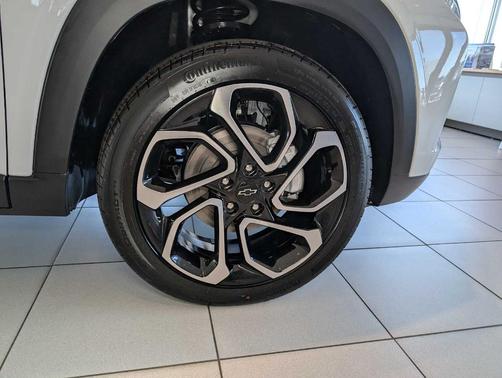 Summit White 2026 Chevrolet Trax 2RS
