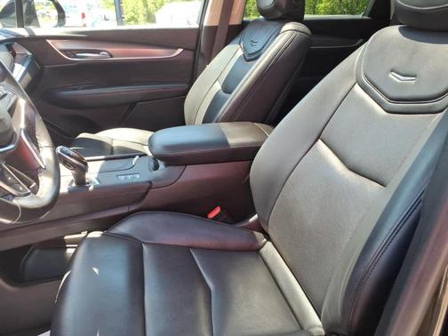 Stellar Black Metallic 2019 Cadillac XT5 Premium Luxury