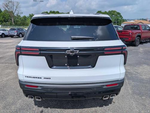 Summit White 2026 Chevrolet Traverse LT