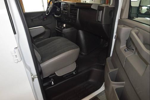 White 2024 Chevrolet Express 2500 2500 3dr Cargo Van