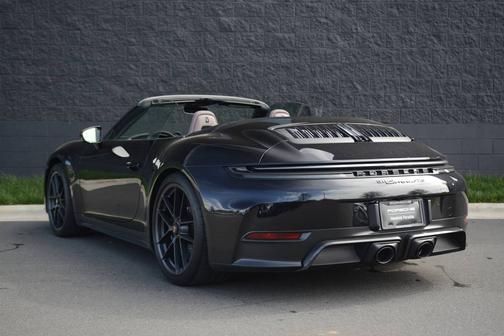 Paint to Sample: Diamondblackmetallic 2026 Porsche 911