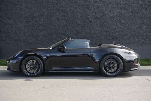 Paint to Sample: Diamondblackmetallic 2026 Porsche 911