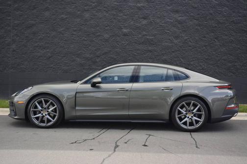 Aventurine Green Metallic 2025 Porsche Panamera
