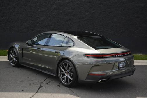 Aventurine Green Metallic 2025 Porsche Panamera