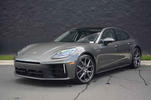 Aventurine Green Metallic 2025 Porsche Panamera