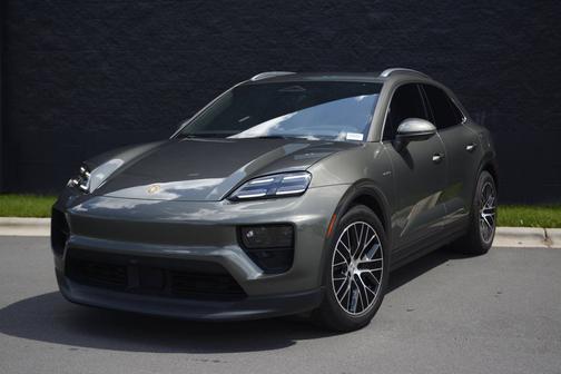 Aventurine Green Metallic 2025 Porsche Macan