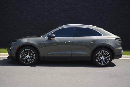 Aventurine Green Metallic 2025 Porsche Macan