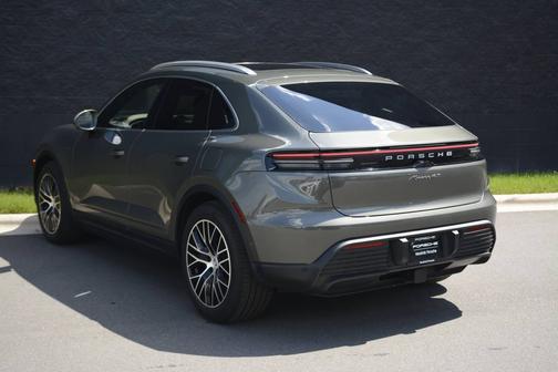 Aventurine Green Metallic 2025 Porsche Macan