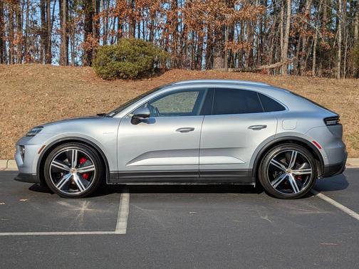 Dolomite Silver Metallic 2025 Porsche Macan