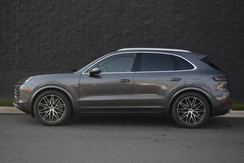Quartzite Grey Metallic 2025 Porsche Cayenne