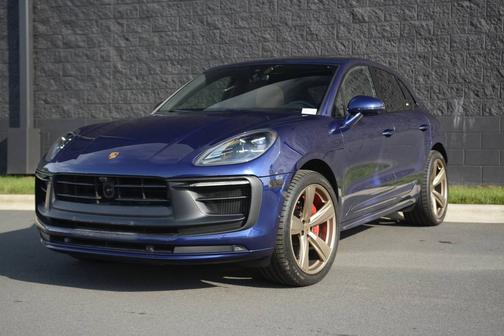 Gentian Blue Metallic 2022 Porsche Macan